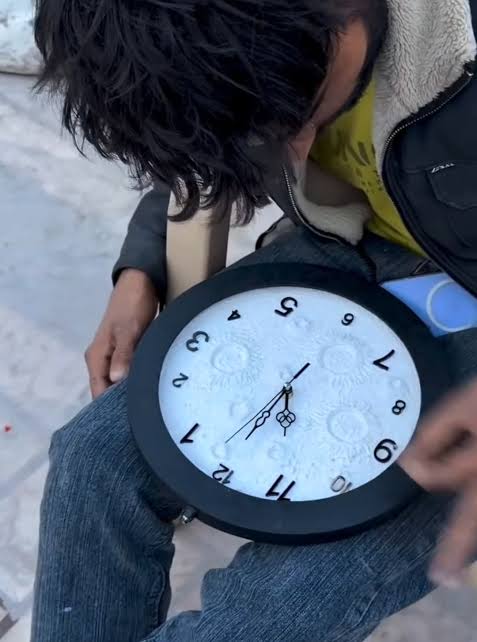 🌙 Moon Clock – Unique Glow Wall Clock | Modern Home Decor